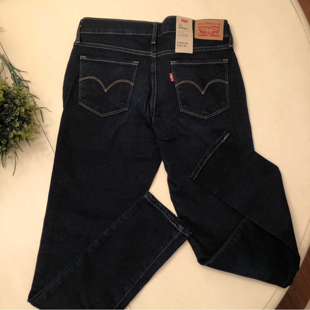 NWT Levi’s 711 skinny jeans size 28/6 Medium